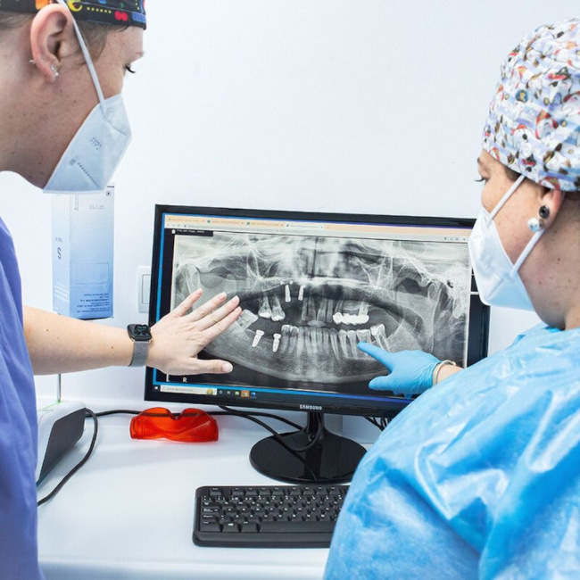 dentistas viendo una radiografía dental